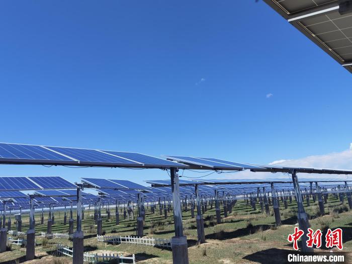 图为光伏实景图。　李洋 摄