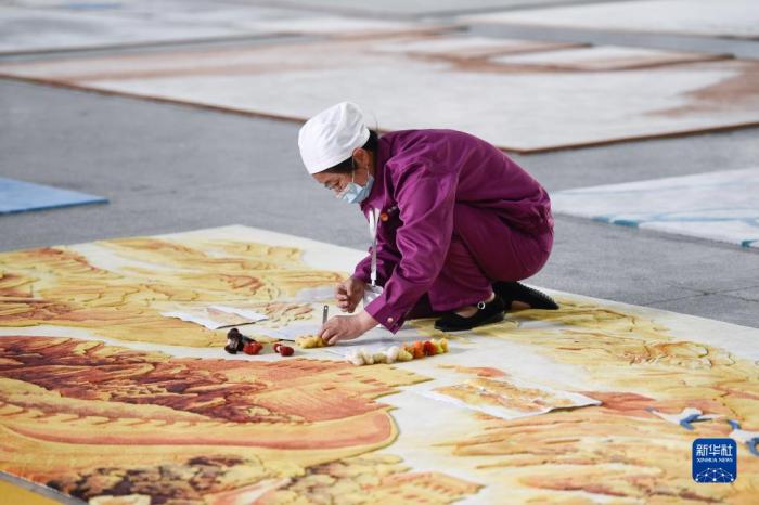 2021年6月7日,在青海圣源地毯集团有限公司生产车间内,工人在制作藏毯。新华社记者 张龙 摄 2021年6月7日,在青海圣源地毯集团有限公司生产车间内,工人在制作藏毯。新华社记者 张龙 摄