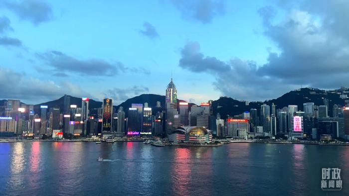 △香港维多利亚港,夜色璀璨。(总台央视记者熊江萍拍摄) △香港维多利亚港,夜色璀璨。(总台央视记者熊江萍拍摄)