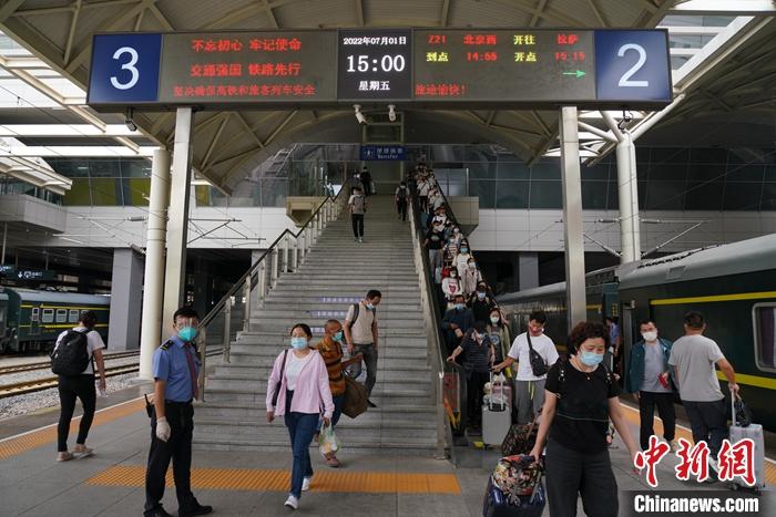 7月1日,青海省西宁市,西宁火车站内旅客进站乘车。<a target='_blank' href='/'>中新社</a>记者 祁增蓓 摄 7月1日,青海省西宁市,西宁火车站内旅客进站乘车。<a target='_blank' href='/'>中新社</a>记者 祁增蓓 摄