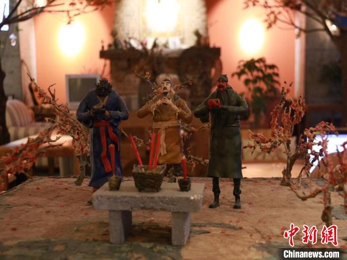 面塑《桃园三结义》 。　何佳林 摄