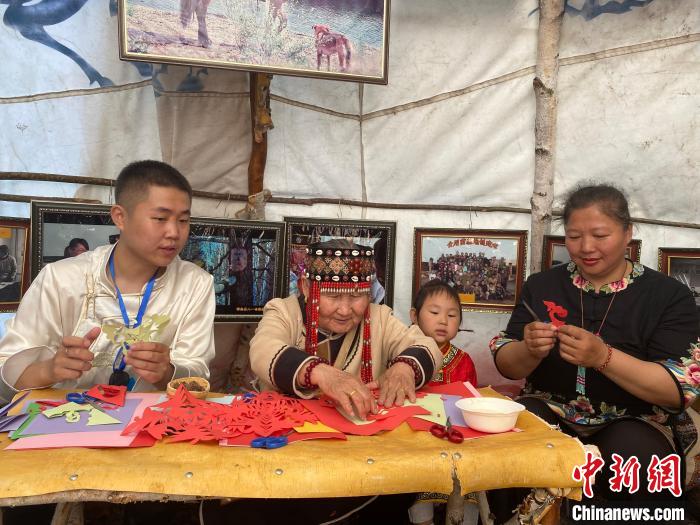 图为鄂伦春族剪纸传承人教授年轻后辈学习剪纸技艺。　张玮 摄