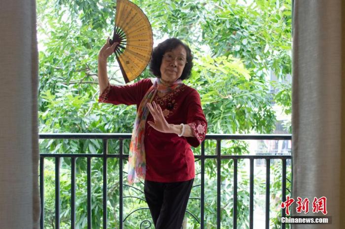 图为2020年10月13日,广东广州,姚璇秋进行潮剧展示。 <a target='_blank' href='/'>中新社</a>记者 陈楚红 摄 图为2020年10月13日,广东广州,姚璇秋进行潮剧展示。 <a target='_blank' href='/'>中新社</a>记者 陈楚红 摄