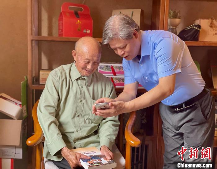 <a target='_blank' href='/'>中新社</a>福建分社社长徐德金(右)与黄振芳老人交谈。　吕巧琴 摄