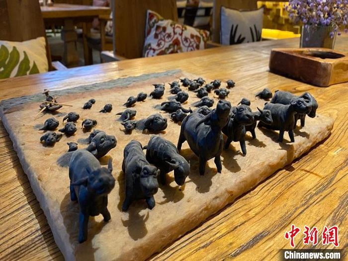 面塑《百牛渡江》 。　何佳林 摄