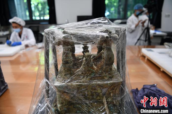 8号祭祀坑出土的青铜神坛。 张浪 摄 8号祭祀坑出土的青铜神坛。 张浪 摄