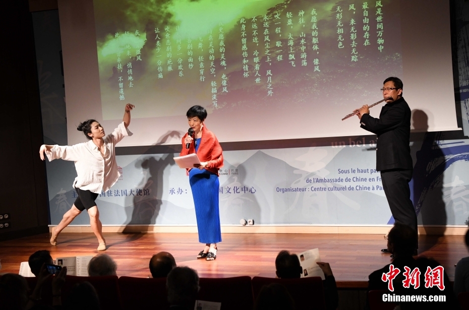 图为本次活动策划人、旅法诗人张如凌在朗诵诗歌作品。长笛演奏家王伟和舞蹈家王文虎分别通过表演为诗歌营造独特的氛围。 <a target='_blank' href='/'>中新社</a>记者 李洋 摄