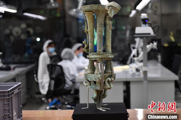 3号祭祀坑出土的被称为“奇奇怪怪”的铜顶坛人像。 张浪 摄 3号祭祀坑出土的被称为“奇奇怪怪”的铜顶坛人像。 张浪 摄