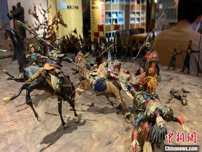 面塑《长坂坡之战》 。　何佳林 摄