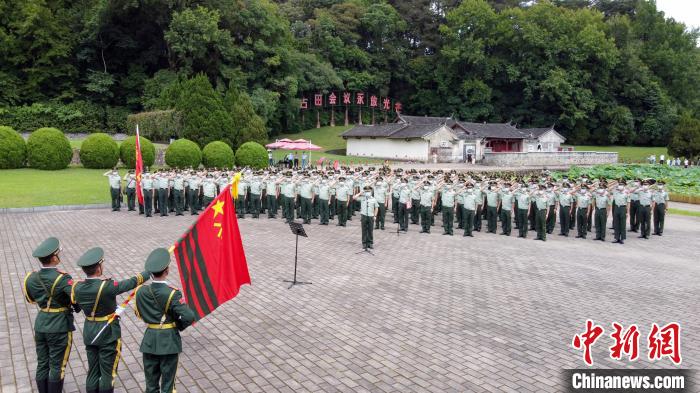 图为武警龙岩支队官兵在古田会议址前进行军人宣誓。　王永欣 摄