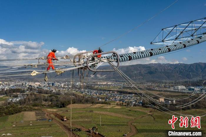 电力工人正在进行高空作业。 卢忠东 摄 电力工人正在进行高空作业。 卢忠东 摄