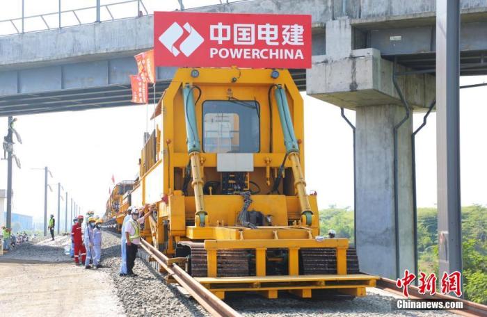 当地时间7月1日,随着首对500米长钢轨从长轨运输列车上缓缓牵出,印尼雅万高铁正式启动正线有砟轨道铺设工作,标志着雅万高铁建设由线下施工全面转入线上施工阶段。图为铺轨机车。 <a target='_blank' href='/'>中新社</a>发 李香凝 摄 当地时间7月1日,随着首对500米长钢轨从长轨运输列车上缓缓牵出,印尼雅万高铁正式启动正线有砟轨道铺设工作,标志着雅万高铁建设由线下施工全面转入线上施工阶段。图为铺轨机车。 <a target='_blank' href='/'>中新社</a>发 李香凝 摄