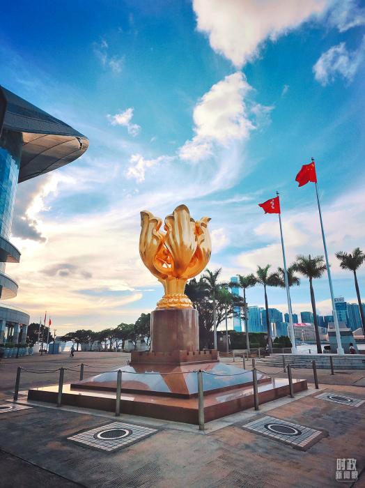 △香港会展中心旁的金紫荆广场。(总台央视记者杨光拍摄) △香港会展中心旁的金紫荆广场。(总台央视记者杨光拍摄)