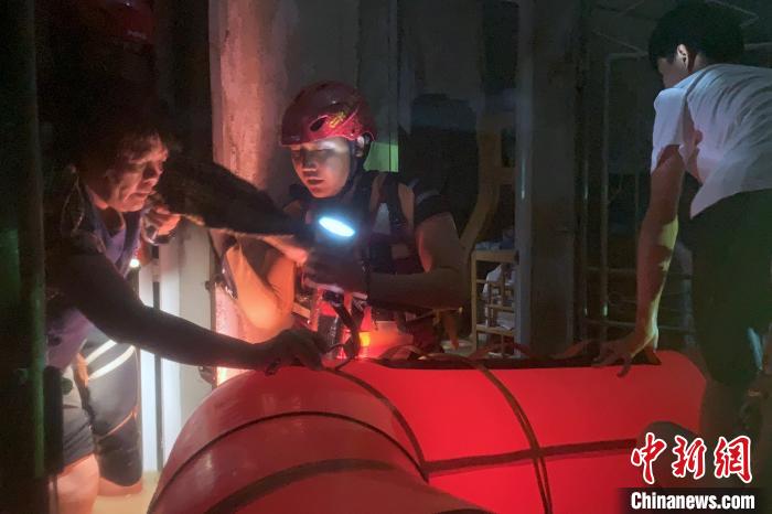 海南消防救援队伍营救疏散群众。 海南消防救援总队供图 海南消防救援队伍营救疏散群众。 海南消防救援总队供图