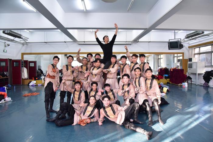 玉米提(中间黑衣者)与学生们。(受访者供图/《中国新闻》报 发)