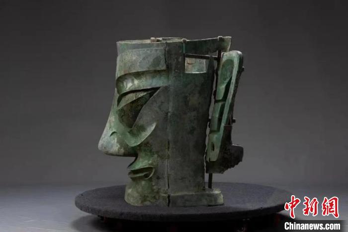 青铜大面具侧面。　四川省文物考古研究院供图