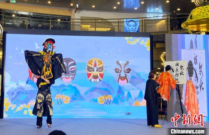 7月9日，首届海峡两岸(江苏)青年文化创意节启动仪式上进行非遗文化表演，扬州木偶《变脸 书法》。　崔佳明 摄