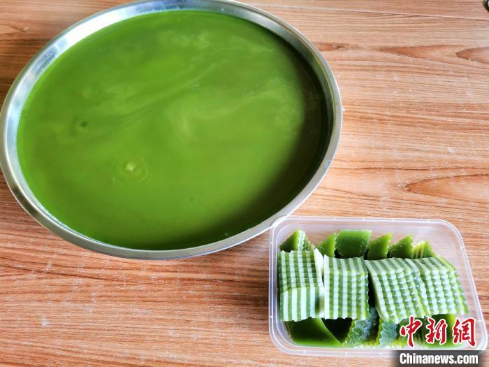 用马蹄粉制作的斑斓椰汁糕口感清甜爽脆 李晓春 摄