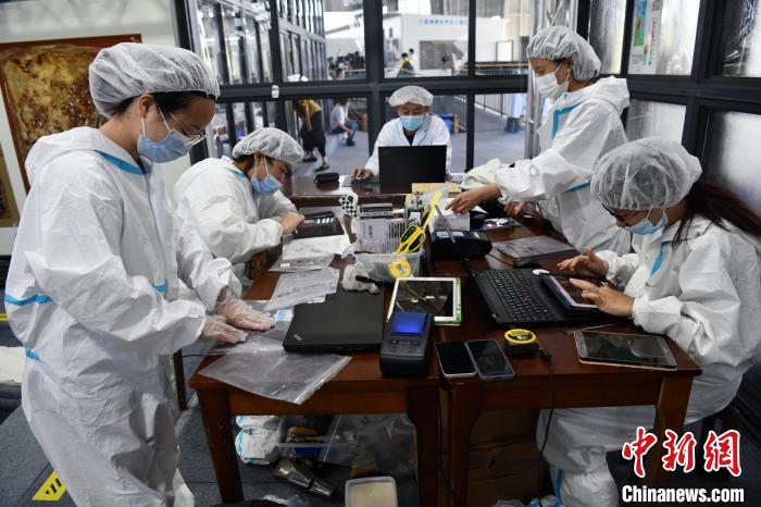 任俊锋(中)仍然坚守在三星堆遗址祭祀坑发掘现场。　张浪 摄