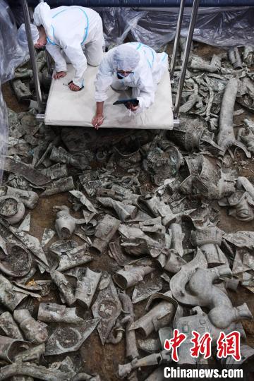 三星堆遗址8号祭祀坑内仍有大量青铜器。　张浪 摄