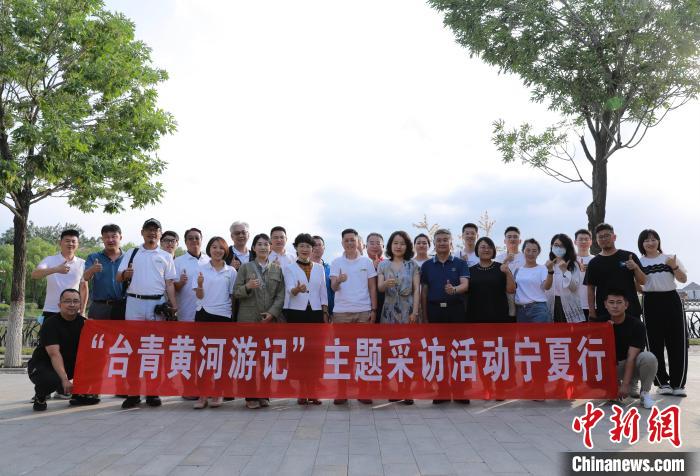 合影留念。　董梦石 摄