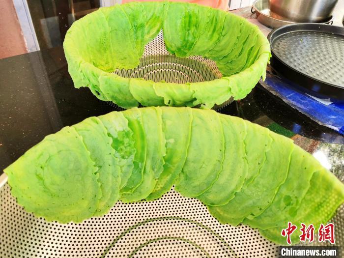 做好的斑斓皮需稍微摊凉后才能使用 李晓春 摄