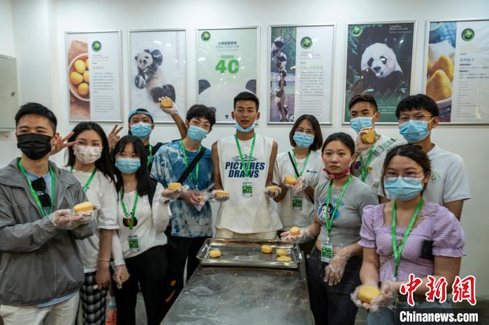 窝窝头形状各异，两岸学子正与自己的劳动成果合影留念。　刘忠俊 摄