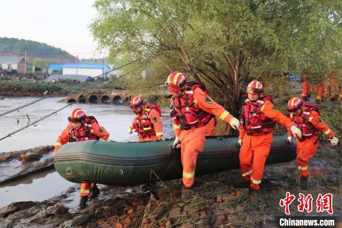 消防救援人员利用冲锋舟下水搜救 消防部门提供 消防救援人员利用冲锋舟下水搜救 消防部门提供