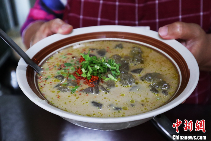 图为7月13日，吉林省吉林市，一碗刚出锅的煎粉。 <a target='_blank' href='/'>中新社</a>记者 苍雁 摄 