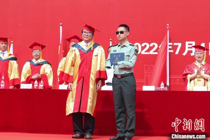 图为杜富国领取毕业证书。　瞿宏伦 摄