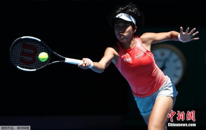 资料图:2019年澳网,张帅在比赛中。 资料图:2019年澳网,张帅在比赛中。