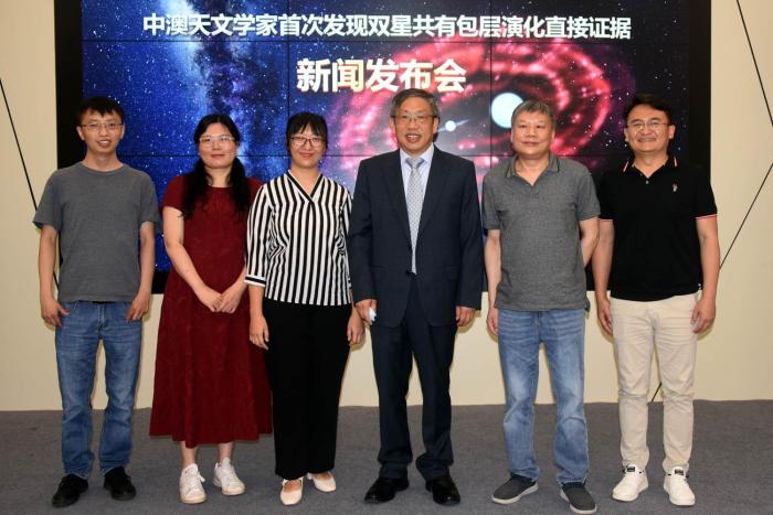 中科院云南天文台韩占文院士(右三)及其团队代表在发布会上合影。　<a target='_blank' href='/'>中新社</a>记者 孙自法 摄