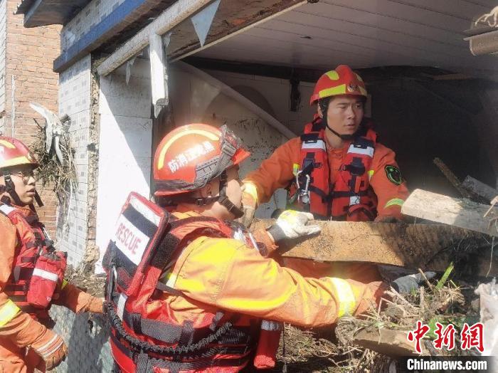 消防救援人员正在清理受灾房屋杂物 消防部门提供 消防救援人员正在清理受灾房屋杂物 消防部门提供