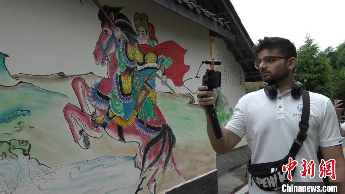 王冠君用镜头记录自己的所见所闻。　陈选斌 摄