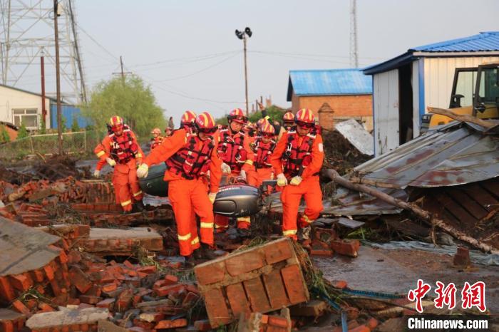 消防救援人员准备利用冲锋舟下水搜救 消防部门提供 消防救援人员准备利用冲锋舟下水搜救 消防部门提供