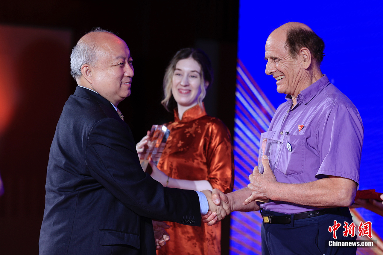 中国新闻社总编辑张明新为获奖者颁奖。<a target='_blank' href='/'>中新社</a> 韩海丹 摄