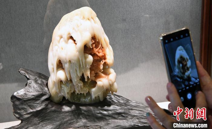 由中国工艺美术大师林东创作的寿山石雕刻作品《踏雪寻梅》吸睛。 记者刘可耕 摄 由中国工艺美术大师林东创作的寿山石雕刻作品《踏雪寻梅》吸睛。 记者刘可耕 摄