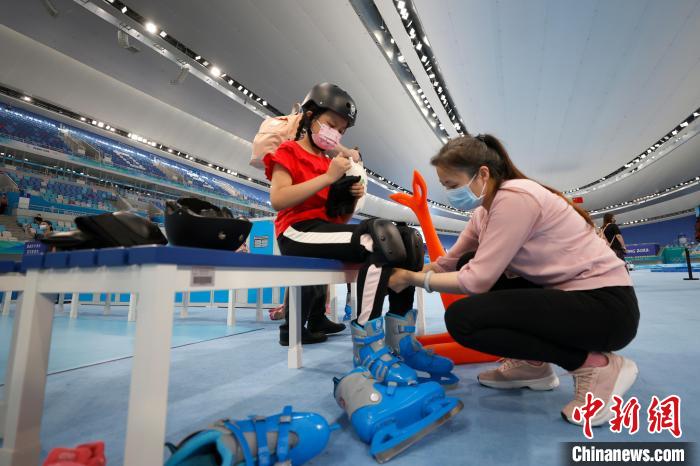 国家速滑馆“冰丝带”7月9日起面向社会开放。　<a target='_blank' href='/'>中新社</a>记者 富田 摄