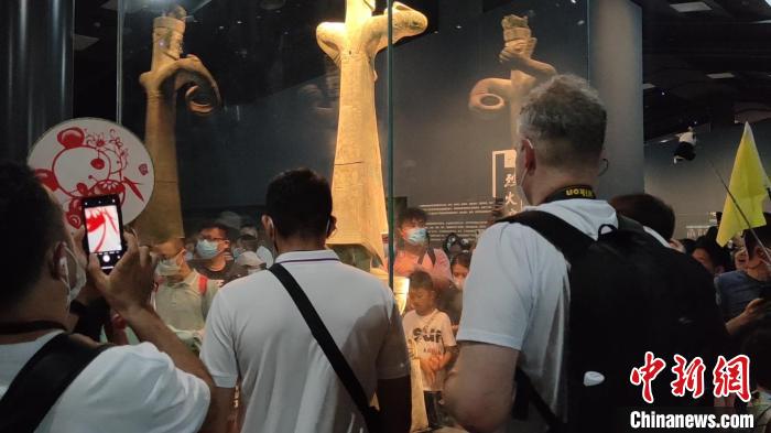 德勒韦斯(右)正在欣赏青铜大立人像。　陈选斌 摄