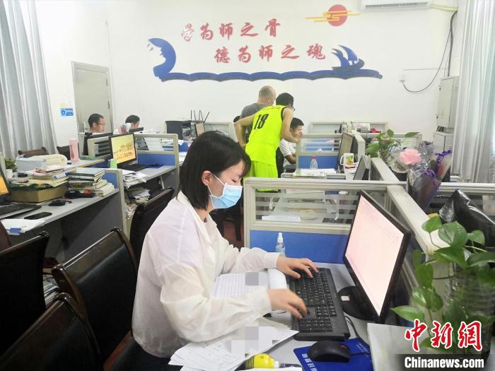 屏南县公安局民警陆霜华登记录入信息。 屏南县公安局 供图 屏南县公安局民警陆霜华登记录入信息。 屏南县公安局 供图