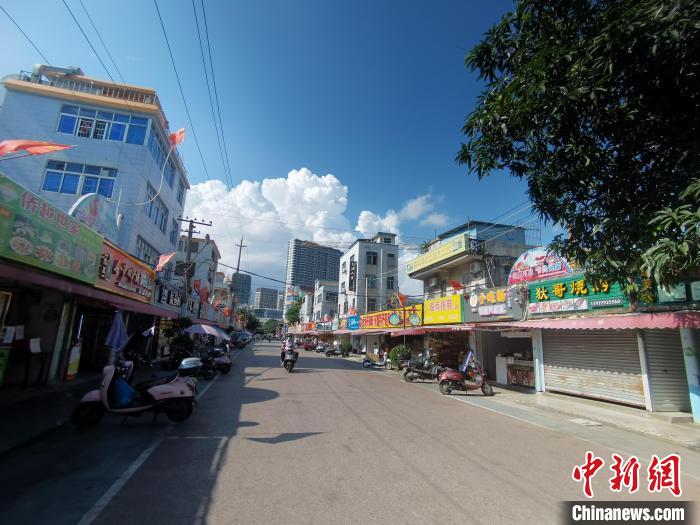 7月14日下午的北海侨港风情街。 翟李强 摄 7月14日下午的北海侨港风情街。 翟李强 摄
