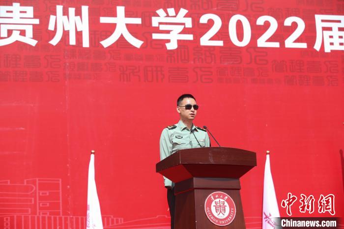 图为杜富国在毕业典礼上发言。　瞿宏伦 摄