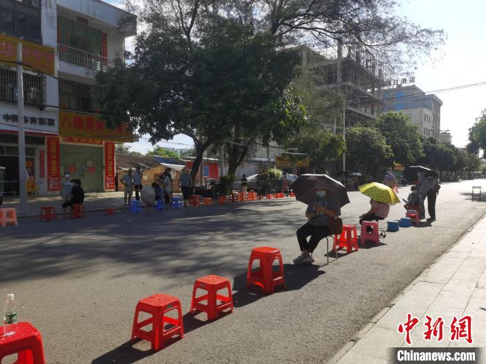 图为设在侨港镇亚平村的临时核酸采样点。 翟李强 摄 图为设在侨港镇亚平村的临时核酸采样点。 翟李强 摄