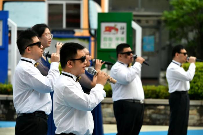 图为7月4日,“看到”组合在福建省脊椎损伤者生活重建骨干训练营开营仪式上演唱原创歌曲《光的方向》。吕明 摄 图为7月4日,“看到”组合在福建省脊椎损伤者生活重建骨干训练营开营仪式上演唱原创歌曲《光的方向》。吕明 摄