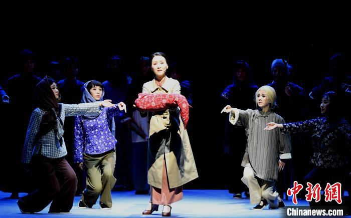 国家一级演员、越剧张派非遗传承人郑全(图中)领衔饰演林巧稚。　记者刘可耕 摄