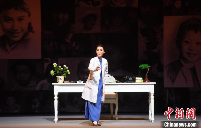 国家一级演员、越剧张派非遗传承人郑全领衔饰演林巧稚。　记者刘可耕 摄