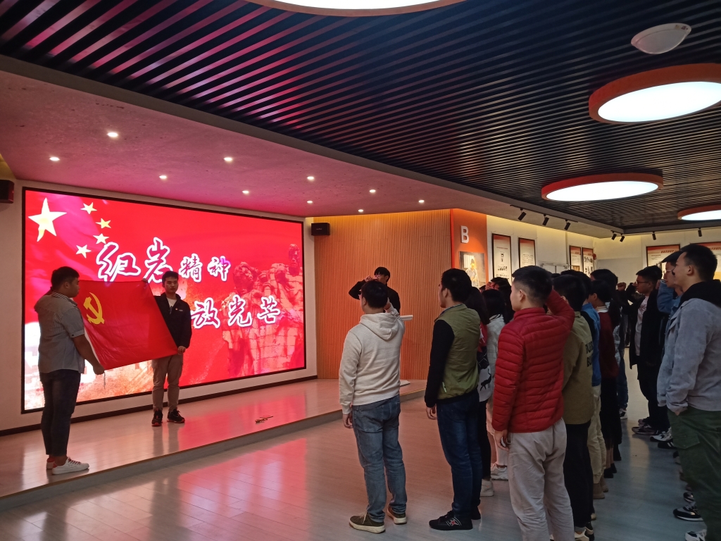 学校新入党学生党员在红岩精神展览室暨余祖胜烈士事迹陈列室进行入党宣誓。