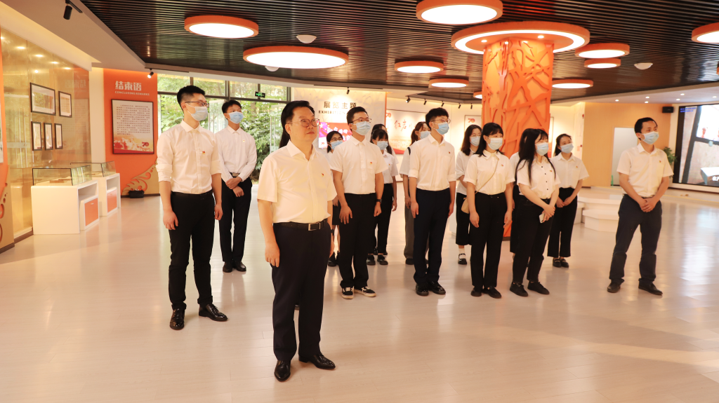 学校党委书记康骞带领新入党党员参观红岩精神展览室暨余祖胜烈士陈列室,进一步加强党员党性教育。